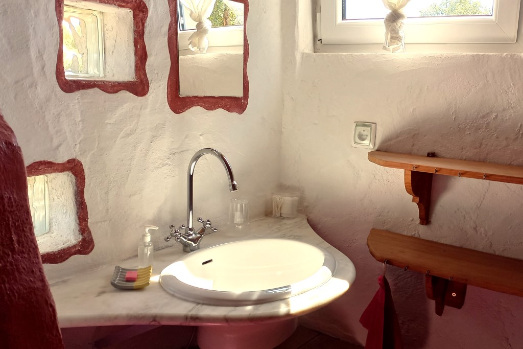 holiday home Portugal with unique bathrooms